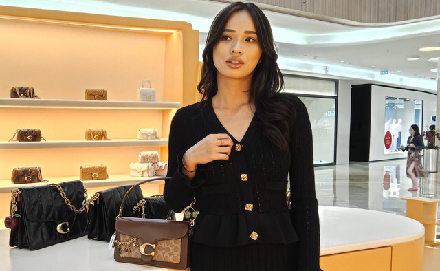 Paula Andreas, Gen Z di Surabaya yang cukup menggemari tas bermerek. Foto: Masruroh/Basra