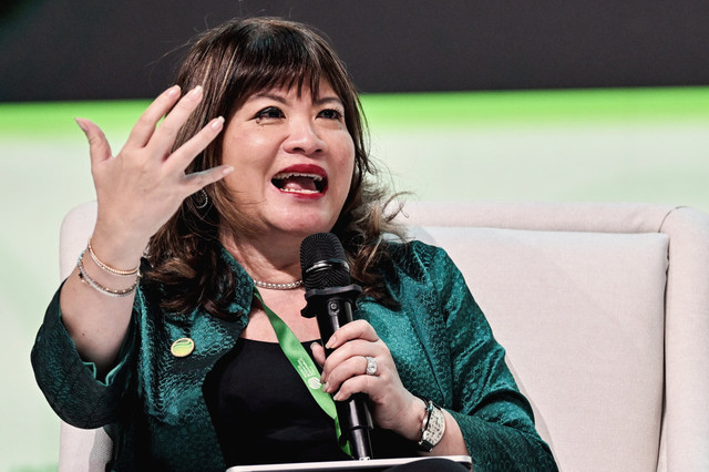 Direktur Sintesa Group sekaligus Ketua Aliansi UN GISD Shinta Kamdani menjadi pembicara saat sesi panel memajukan dekarbonisasi industri pada Indonesia International Sustainability Forum (ISF) 2025 di JICC, Jakarta, Sabtu (11/10/2025). Foto: Bayu Pratama S/ANTARA FOTO