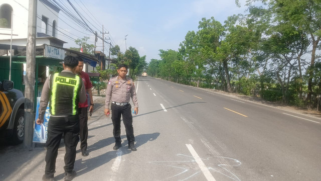 Petugas, saat lakukan olah TKP kecelakaan lalu lintas di Jalan Raya Bojonegoro-Babat, turut Desa Ngemplak, Kecamatan Baureno, Kabupaten Bojonegoro. Sabtu (11/10/2025). (Aset: Istimewa)