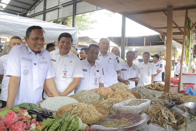 Wali Kota Pekanbaru Agung Nugroho meninjau langsung aktivitas di Pasar Palapa sekaligus berdialog dengan para pedagang, Rabu (10/9/2025). Foto: Dok. Istimewa