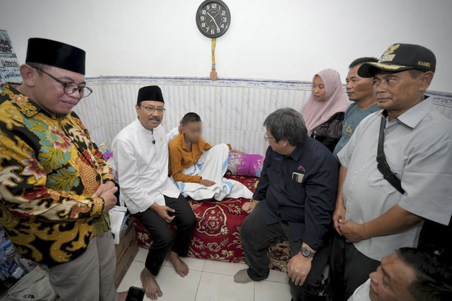 Mensos Saifullah Yusuf (Gus Ipul) menjenguk Syaifur Rosi Abdillah, santri korban runtuhnya ponpes Al-Khoziny. Foto: Kemensos RI