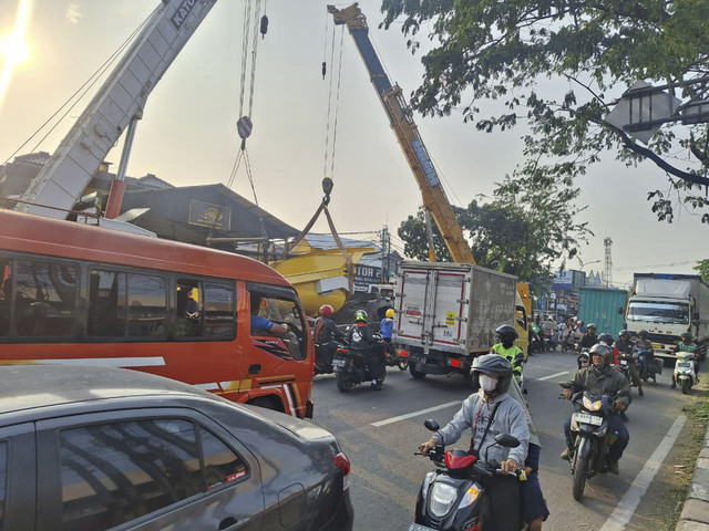 Suasana kemacetan panjang imbas truk menabrak baliho di Jalan Sultan Agung, Kota Bekasi, Sabtu (11/10/2025). Foto: kumparan