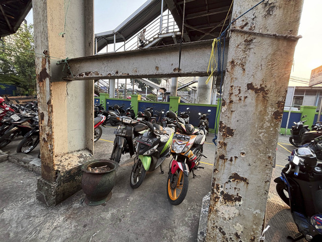Kondisi pilar dan bangunan bagian bawah JPO Kramat Jati, Jakarta Timur yang dipenuhi karat. Foto: Amira Nada Fauziyyah/kumparan