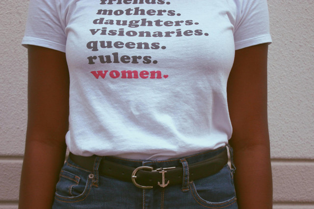 Women Empowerment. Sumber: https://www.pexels.com/photo/woman-wearing-white-t-shirt-and-blue-denim-bottoms-1564149/