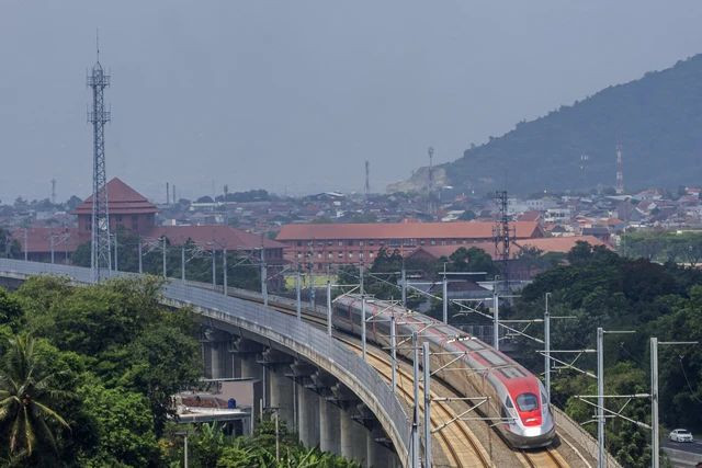 Ilustrasi: Kereta Cepat Woosh, Foto: ShutterStock