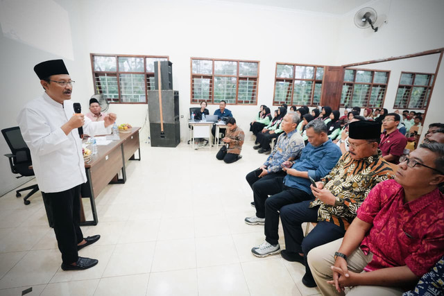 Menteri Sosial Saifullah Yusuf meninjau dan berdialog dengan siswa dan orang tua siswa Sekolah Rakyat Terintegrasi (SRT) 8 Jombang, Sabtu (11/10/2025). Foto: Kemensos RI