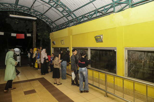 Pengunjung berwisata saat malam hari di Taman Margasatwa Ragunan, Jakarta, Sabtu (11/10/2025). Foto: Darryl Ramadhan/kumparan