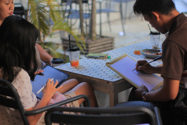 Seniman muda tampak sedang menggambar secara manual dan digital dalam kegiatan MeetArt di Upz Coffee Space, Pontianak pada Sabtu sore, 11 Oktober 2025. Foto: Dok. Hi!Pontianak