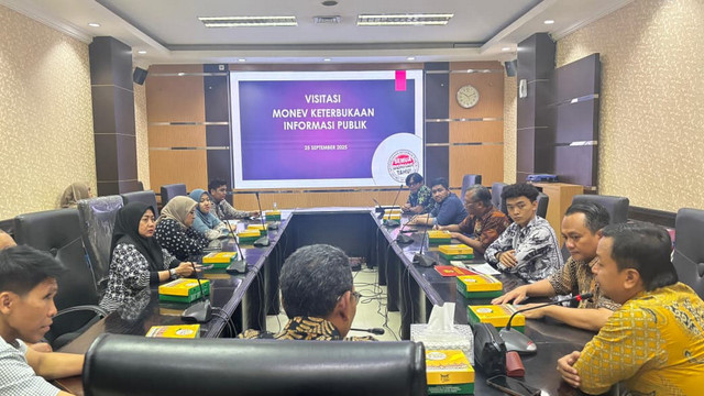 Monitoring dan Evaluasi (Monev) KIP Tahun 2025 yang dilakukan KI Jatim. (Aset: Istimewa)