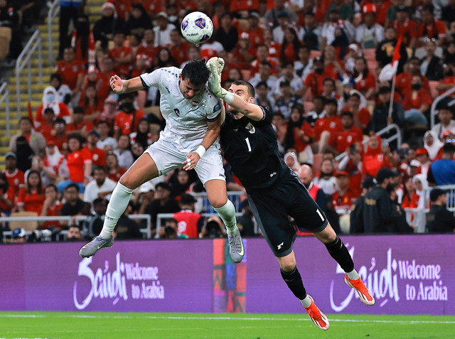 Maarten Paes saat berduel dengan pemain Irak saat Timnas Indonesia menghadapi Irak dalam lanjutan Ronde 4 Kualifikasi Piala Dunia di King Abdullah Sports City Stadium, Jeddah, Arab Saudi, Minggu (12/10) dini hari WIB. Foto: Stringer/REUTERS