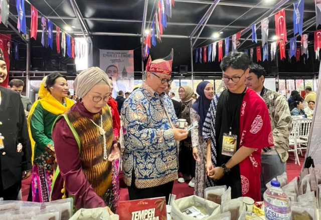 Konjen RI Istanbul, Darianto Harsono (tengah) saat mengunjungi booth PMPI di Pasar Senggol Istanbul 2025. Foto: PMPI