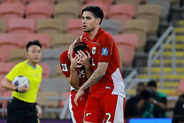 Pemain Timnas Indonesia Kevin Diks dan Thom Haye sedih usai kalah dari Timnas Irak pada pertandingan Grup B Ronde 4 Kualifikasi Piala Dunia 2026 di King Abdullah Sports City Stadium, Jeddah, Arab Saudi, Sabtu (11/10/2025). Foto: Stringer/REUTERS