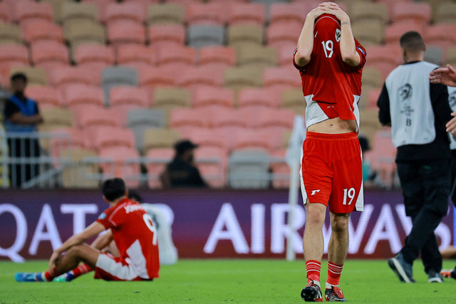Pemain Timnas Indonesia Thom Haye sedih usai kalah dari Timnas Irak pada pertandingan Grup B Ronde 4 Kualifikasi Piala Dunia 2026 di King Abdullah Sports City Stadium, Jeddah, Arab Saudi, Sabtu (11/10/2025). Foto: Stringer/REUTERS