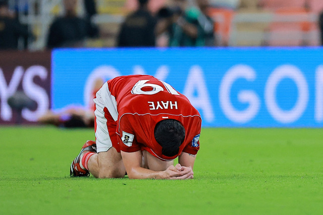 Pemain Timnas Indonesia Thom Haye sedih usai kalah dari Timnas Irak pada pertandingan Grup B Ronde 4 Kualifikasi Piala Dunia 2026 di King Abdullah Sports City Stadium, Jeddah, Arab Saudi, Sabtu (11/10/2025). Foto: Stringer/REUTERS