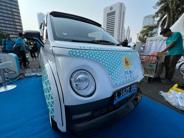 Wuling Air EV hidrogen hasil kolaborasi PLN NP dengan ITS di Car Free Day Jakarta, Minggu (12/10/2025). Foto: Syahrul Ghiffari/kumparan