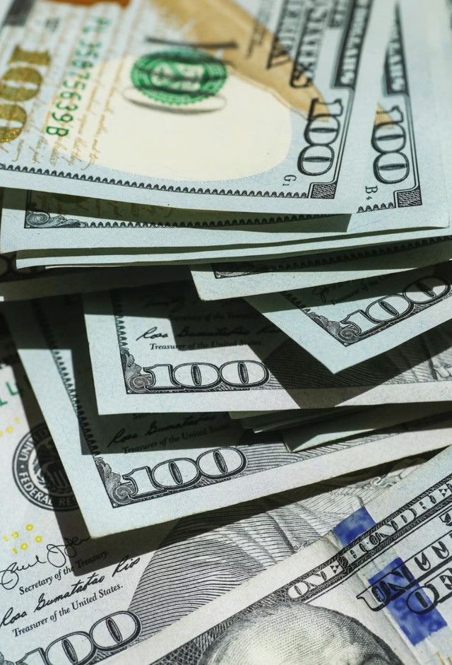 Uang dipertuhankan. (Foto: Giorgio Trovato, under the Unsplash License)