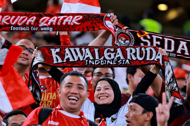 Suporter menyaksikan Timnas Indonesia melawan Timnas Irak pada pertandingan Grup B Ronde 4 Kualifikasi Piala Dunia 2026 di King Abdullah Sports City Stadium, Jeddah, Sabtu (11/10/2025). Foto: Stringer/REUTERS