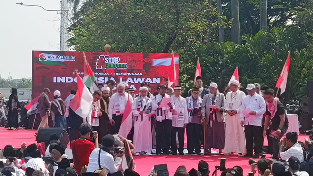 Massa aksi bela Palestina di kawasan Patung Kuda, Jakarta, Minggu (12/10.2025). Foto: Zamachsyari/kumparan