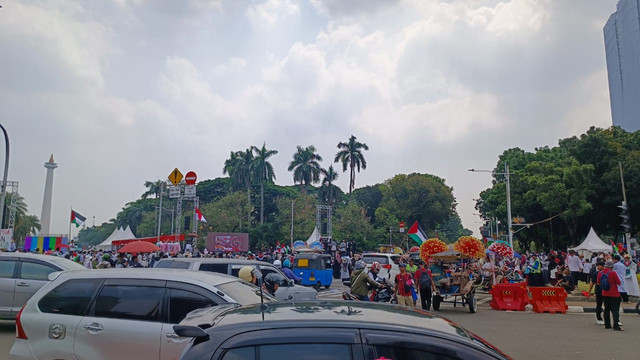 Kondisi lalu lintas usai massa aksi bela Palestina mulai membubarkan diri di kawasan Patung Kuda, Jakarta, Minggu (12/10/2025). Foto: Zamachsyari/kumparan