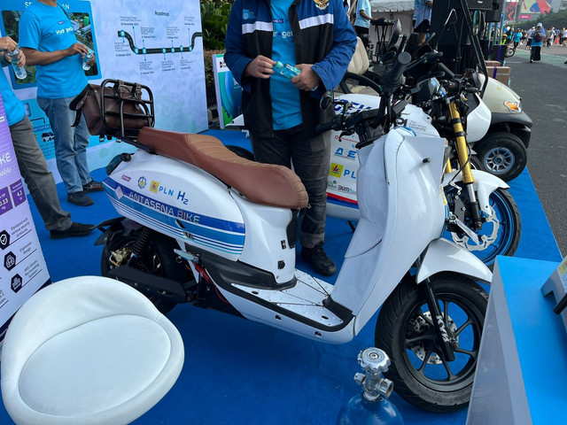 Hasil konversi Honda Scoopy menjadi berpenggerak hidrogen oleh mahasiswa ITS di Car Free Day Jakarta, Minggu (12/10/2025). Foto: Syahrul Ghiffari/kumparan