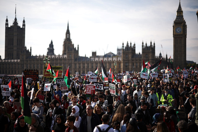 Ilustrasi demonstrasi pro Palestina di pusat kota London, Inggris, Sabtu (11/10/2025). Foto: HENRY NICHOLLS / AFP