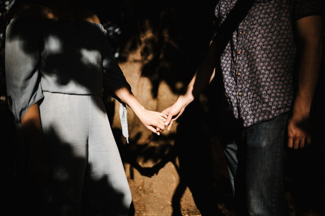 ilustrasi umur amanda manopo dan kenny austin. Unsplash/AndrewtNeel