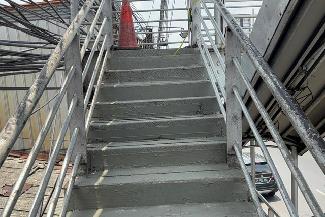 Salah tangga yang sudah diperbaiki di jembatan penyeberangan orang (JPO) Halte Transjakarta Kramat Jati, Jakarta, Minggu (12/10/2025). Foto: Abid Raihan/kumparan