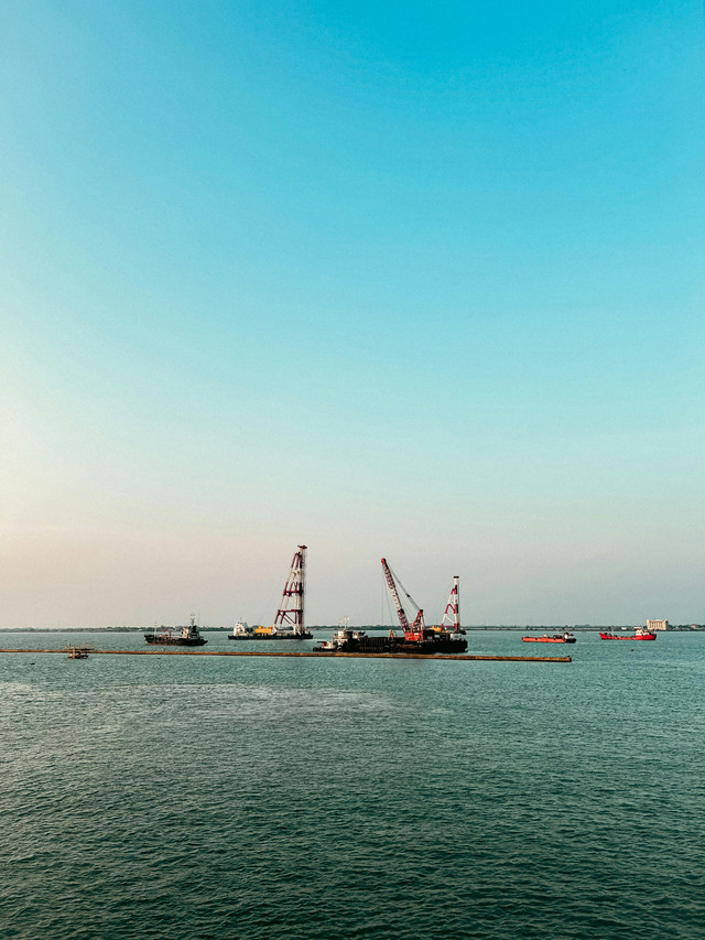 Photo by Dio Hasbi Saniskoro from Pexels: https://www.pexels.com/photo/aerial-view-of-construction-vessels-in-indonesian-harbor-29247132/