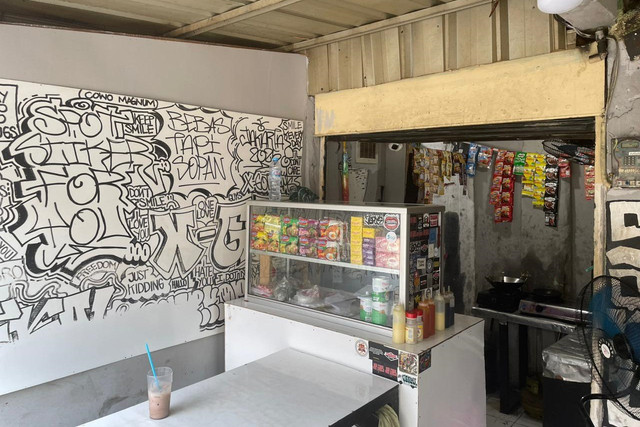 Suasana warung kopi yang diserang oleh gerombolan bersenpi di Jalan Jatibaru Raya, Tanah Abang, Jakarta Pusat, Minggu (12/10/2025). Foto: Fadhil Pramudya/kumparan