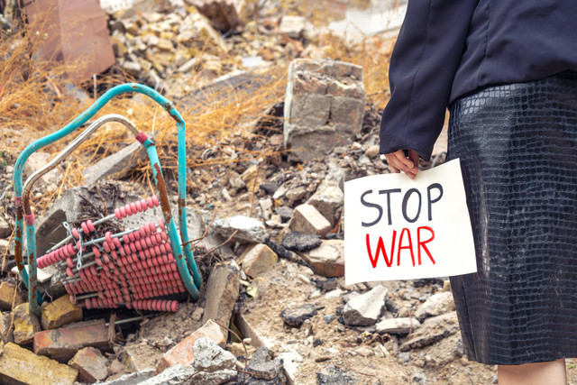 source: https://www.freepik.com/free-photo/young-woman-with-message-stop-war-house-destroyed-by-war_375140838.htm#fromView=search&page=1&position=33&uuid=ac29439d-2e82-47b4-8a74-8e2ebd11af26&query=krisis+perang