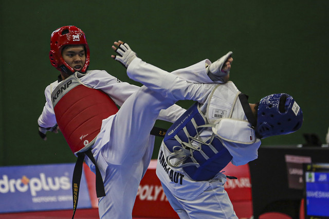Taekwondoin Kalimantan Timur Valdo Caesar (kiri) tendangan ke arah taekwondoin Kalimantan Selatan M. Gurun (kanan) pada babak kualifikasi senior Taekwondo Kyorugi -80 kg putra PON Bela Diri 2025 di Djarum Arena, Kudus, Minggu (12/10/2025). Foto: Makna Zaezar/ANTARA FOTO
