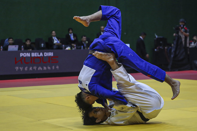 Judoka Bali I Komang Juni Arta (bawah) berusaha membanting judoka Banten Ivan Figanda (atas) pada babak perempat final nomor -60 kg putra Pekan Olahraga Nasional (PON) Bela Diri 2025 di Djarum Arena, Kudus, Jawa Tengah, Minggu (12/10/2025). Foto: Makna Zaezar/ANTARA FOTO
