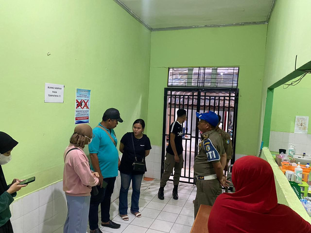 Ibu-ibu yang bikin ricuh di warung bakso (kerudung merah) saat diperiksa di RSJ Sudiyanto Sintang. Foto: Dok Polres Sintang
