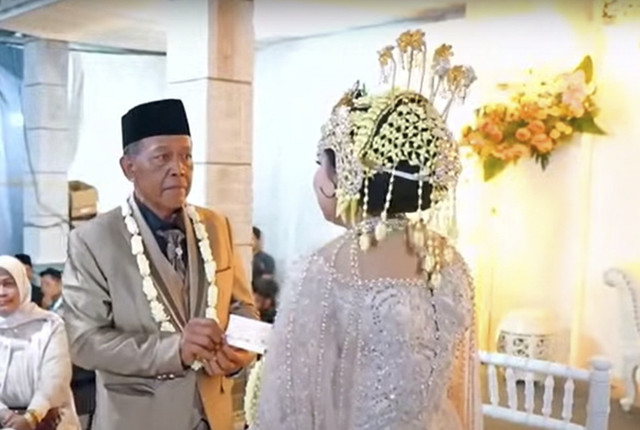 Kakek Tarman menikah dengan mahar cek Rp 3 miliar di Pacitan. Foto: Dok. AV Media