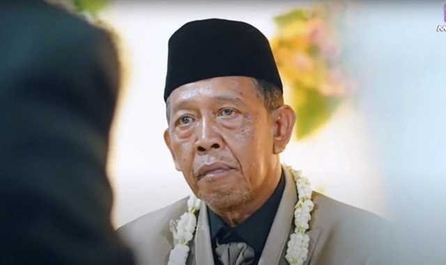 Kakek Tarman menikah dengan mahar cek Rp 3 miliar di Pacitan. Foto: Dok. AV Media