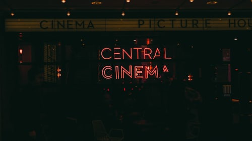 Ilustrasi Jadwal Jakarta Film Festival 2025, Foto: Unsplash/Artiom Vallat