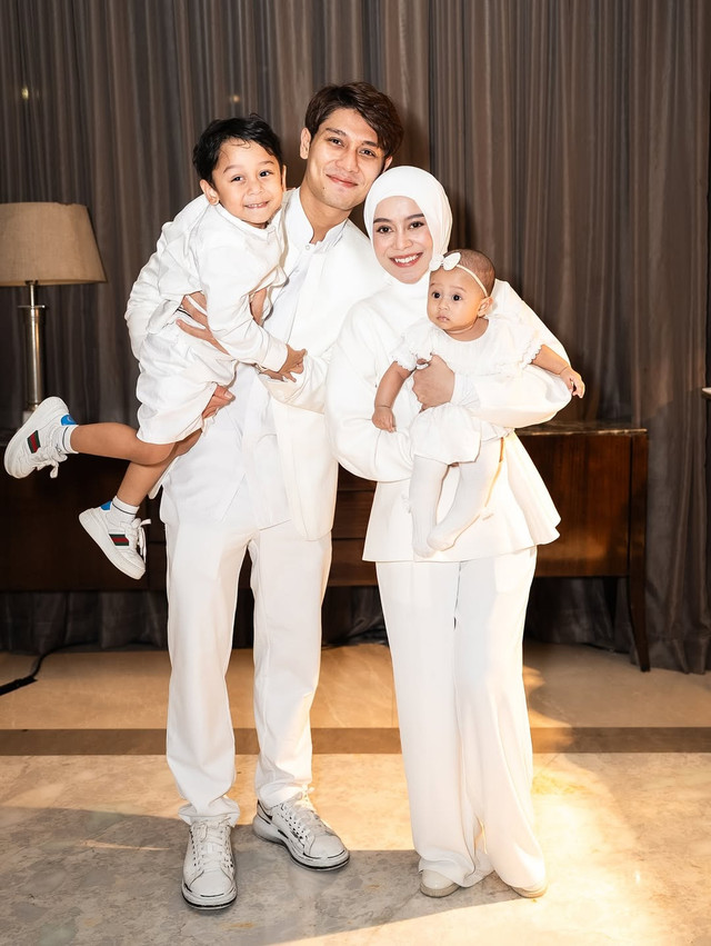 Keluarga Rizky Billar dan Lesti Kejora. Foto: Instagram @rizkybillar