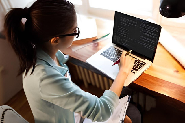 Ilustrasi seorang wanita sedang melakukan coding (Sumber: Shutterstock)