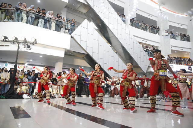 Suasana para penari di Palembang saat menari di dalam Mal dalam ajang Indonesia Menari 2025. Foto : Dok. Indonesia Kaya