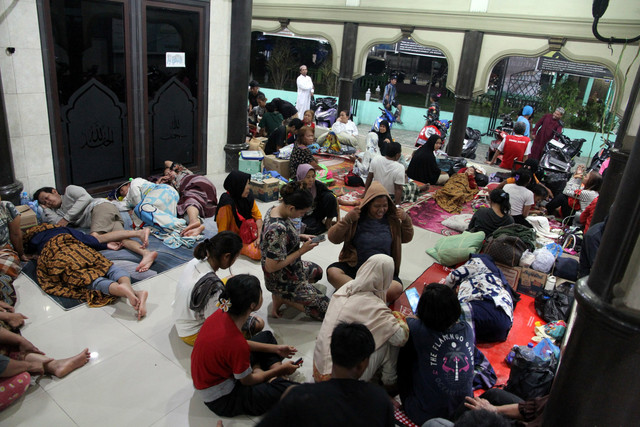 Warga terdampak banjir mengungsi di masjid di Kecamatan Medan Labuhan, Medan, Sumatera Utara, Minggu (12/10/2025). Foto: Yudi Manar/ ANTARA FOTO