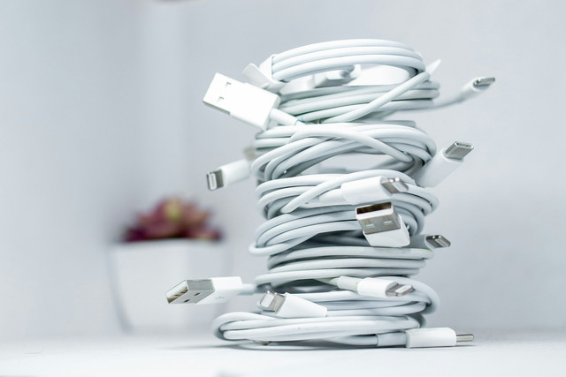 Ilustrasi kabel charger. Foto: Unsplash
