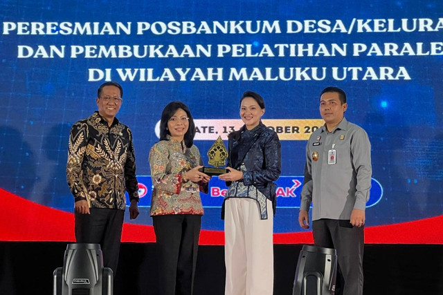 Menteri Hukum RI, Supratman Andi Agtas didampingi oleh Gubernur Maluku Utara, Sherly Tjoanda, Kepala Badan Pembinaan Hukum Nasional (BPHN) Min Usihen menghadiri peresmian Posbankum yang digelar di Ternate, Senin (13/10/2025). Foto: Kemenhum RI