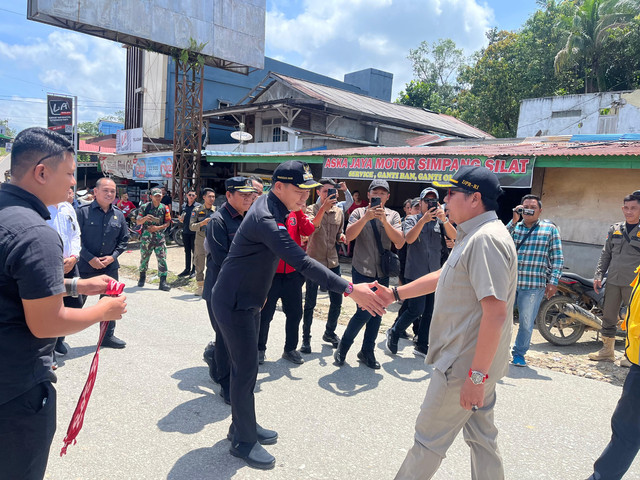 Bupati Kapuas Hulu, Fransiskus Diaan menyambut Ketua Komisi V DPR RI, Lasarus yang melakukan kunjungan kerja ke Kabupaten Kapuas Hulu. Foto: Yus/Hi!Pontianak