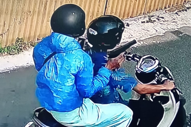 Rekaman CCTV terduga pelaku perampasan ponsel di Yogyakarta saat membawa pistol mainan plastik. Foto: Polresta Yogyakarta