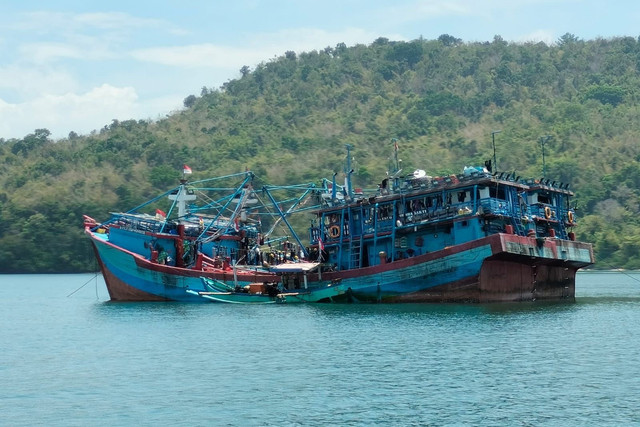 Pangkalan TNI AL (Lanal) Banyuwangi melalui Pos TNI AL (Posal) Muncar bersama Polairud mengevakuasi korban kebakaran kapal KM Anugrah Indah-18 yang terjadi di Perairan Sumbawa, Lombok Timur, Sabtu (11/10/2025). Foto: Dispenal