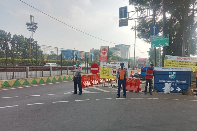 Pengalihan arus lalu lintas di Jalan Arjuna Selatan arah Kemanggisan-Tomang. Foto: TMC Polda Metro