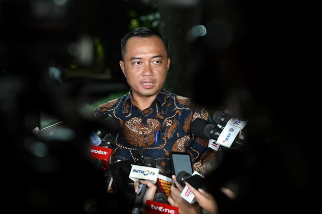 Mensesneg Prasetyo Hadi memberikan keterangan pers usai mengikuti ratas di kediaman pribadi Presiden Prabowo Subianto, Kertanegara, Jakarta Selatan, Minggu (12/10/2025). Foto: Kris/Biro Pers Sekretariat Presiden