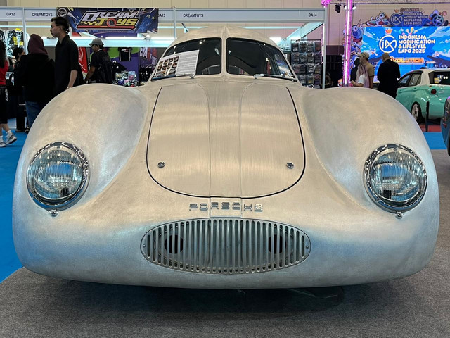 Mobil replika Porsche 64 Berlin-Rome di pameran Indonesia Modification and Lifestyle Expo (IMX) 2025. Foto: Alvian Yoga Yulianto/kumparan