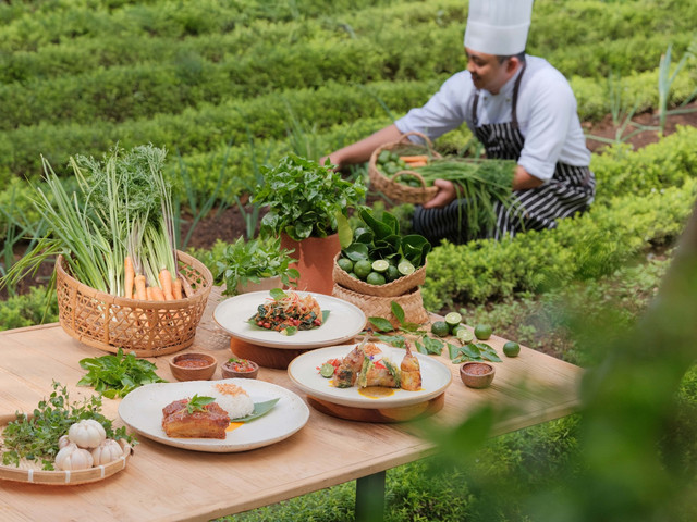 Di The Puhu Restaurant Padma Resort Ubud, kamu bisa menjelajahi pengalaman gastronomi yang memadukan resep tradisional Bali daengan kekayaan cita rasa dunia. Foto: dok. Padma Resort Ubud