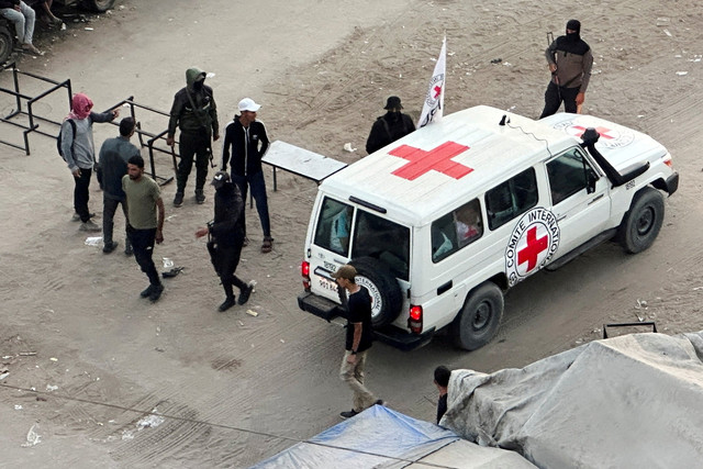 Kendaraan Palang Merah bergerak di sepanjang jalan menjelang pembebasan sandera yang ditawan Hamas di Khan Younis, Jalur Gaza, Senin (13/10/2025). Foto: Ramadan Abed/REUTERS
